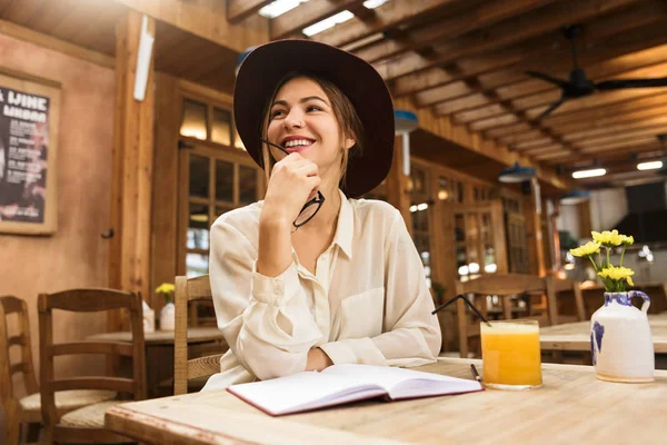 Chica Feliz Sombrero Sentado Mesa Del Café Interior Libro Lectura —  Fotos de Stock