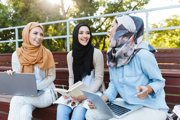 Imagem Amigos Felizes Irmãs Muçulmanas Mulheres Sentadas Livre Usando Computadores — Fotografia de Stock