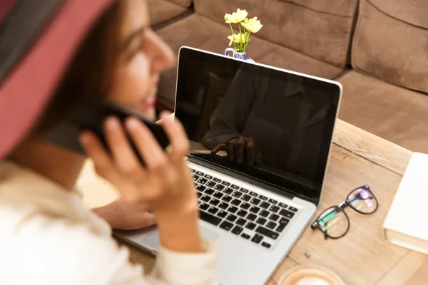Visão Superior Sorrir Jovem Mulher Usando Laptop Enquanto Fala Telefone — Fotografia de Stock