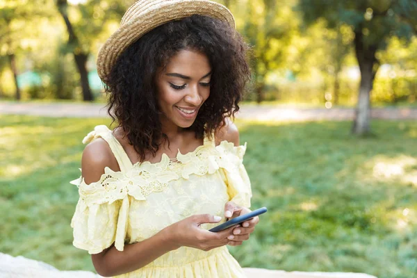 Vrolijke Jonge Afrikaanse Vrouw Zomerjurk Lopen Het Stadspark Met Mobiele — Stockfoto