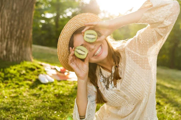 Nahaufnahme Eines Lächelnden Jungen Mädchens Mit Sommermütze Das Zeit Park — Stockfoto