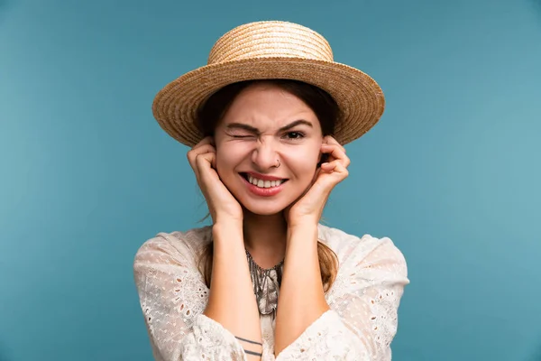 Ritratto Una Giovane Ragazza Infastidita Cappello Estivo Isolato Sfondo Blu — Foto Stock