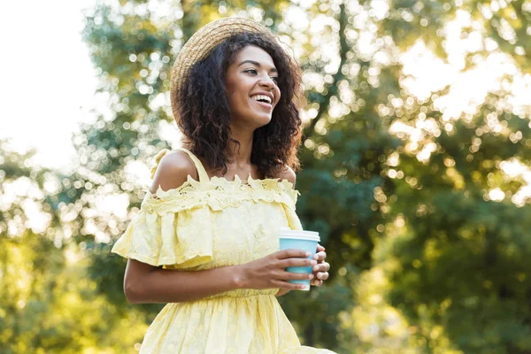 Foto Una Hermosa Mujer Afroamericana Años Con Sombrero Paja Caminando — Foto de Stock