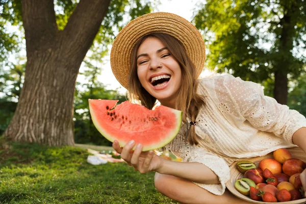 Glimlachend Jong Meisje Zomer Hoed Met Een Picknick Het Park — Stockfoto