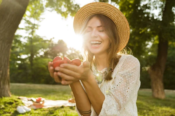 Nahaufnahme Eines Fröhlichen Jungen Mädchens Mit Sommermütze Das Zeit Park — Stockfoto