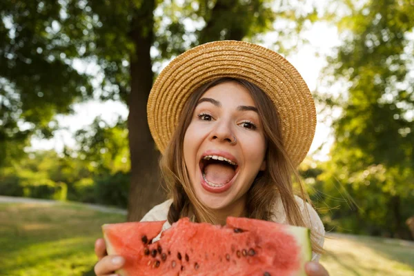 Close Cheerful Young Girl Summer Hat Spending Time Park Showing — Stock Photo, Image