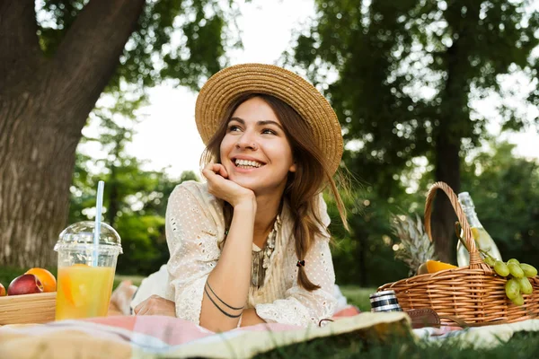 Chica Joven Feliz Sombrero Verano Teniendo Picnic Parque Acostado Una —  Fotos de Stock