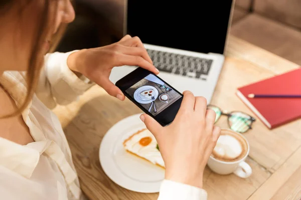 Cropped Photo Young Woman Wearing Hat Photographing Food Cell Phone — Stock Photo, Image