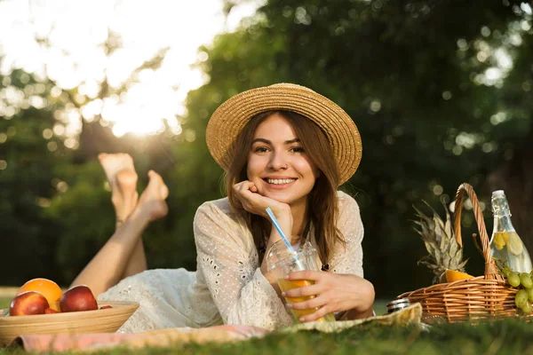 Belle Jeune Fille Chapeau Été Qui Pique Nique Parc Allongée — Photo