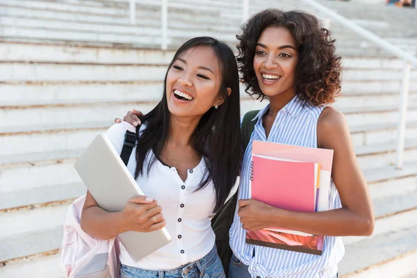 Due Ragazze Allegre Giovani Studenti Piedi All Aperto Tenendo Libri — Foto Stock