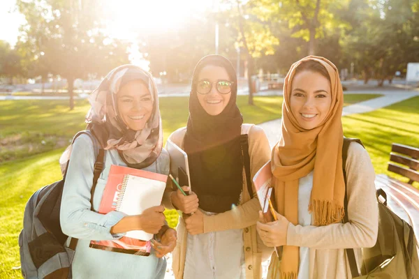 Imagen Amigos Felices Hermanas Musulmanas Mujeres Caminando Aire Libre Sosteniendo — Foto de Stock