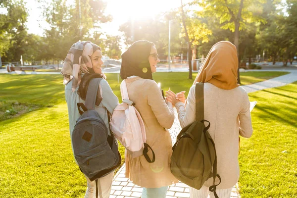 Retour Image Des Amis Heureux Sœurs Musulmanes Femmes Marchant Extérieur — Photo