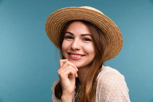 Portret Młodej Dziewczyny Uśmiechający Się Letni Kapelusz Białym Tle Niebieski — Zdjęcie stockowe