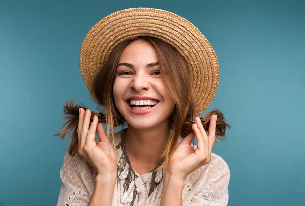 Portret Van Een Jonge Lachen Meisje Zomer Hoed Geïsoleerd Blauwe — Stockfoto