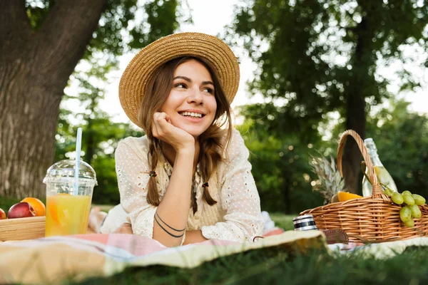 Fröhliches Junges Mädchen Mit Sommermütze Beim Picknick Park Auf Einer — Stockfoto