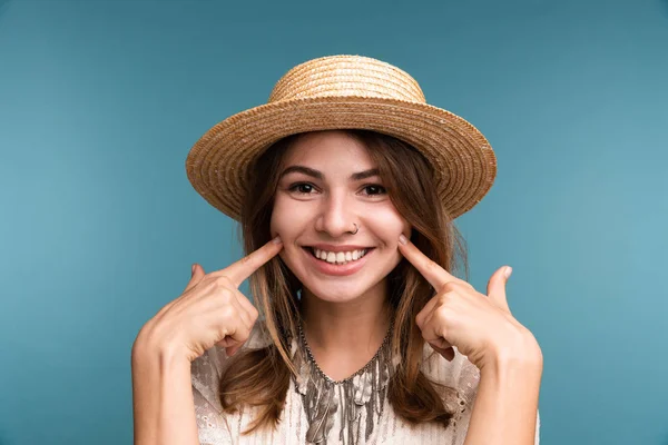 Портрет Молодой Счастливой Девушки Летней Шляпе Голубом Фоне Смотрящей Камеру — стоковое фото