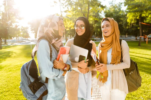 Bild Glücklicher Freunde Muslimische Schwestern Frauen Die Draußen Mit Büchern — Stockfoto