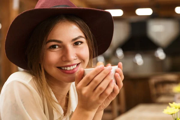 Primer Plano Una Chica Alegre Sombrero Sentado Mesa Del Café — Foto de Stock