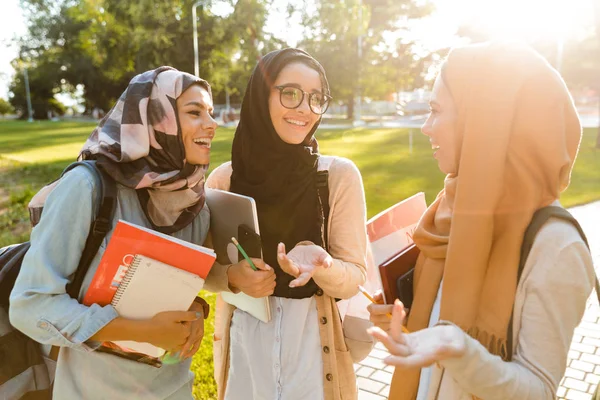 Imagem Amigos Felizes Irmãs Muçulmanas Mulheres Andando Livre Segurando Livros — Fotografia de Stock