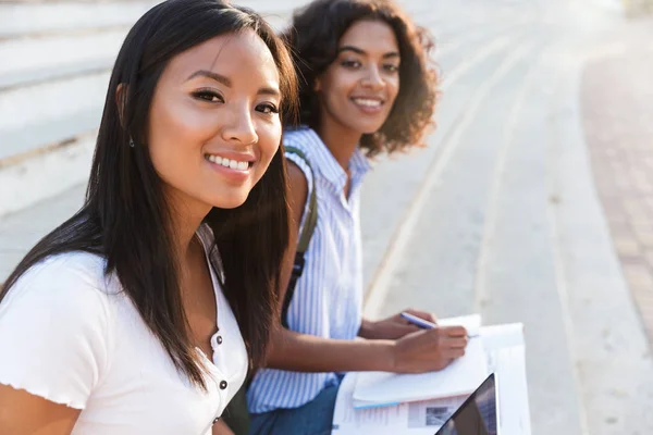 Twee Meisjes Van Gelukkige Jonge Studenten Studeren Buiten — Stockfoto