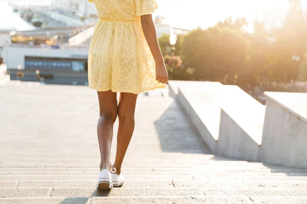 Cropped Back View Photo African Young Woman Walking Outdoors Beautiful — Stock Photo, Image