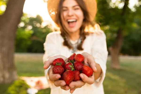 Nahaufnahme Eines Lachenden Jungen Mädchens Mit Sommermütze Das Zeit Park — Stockfoto