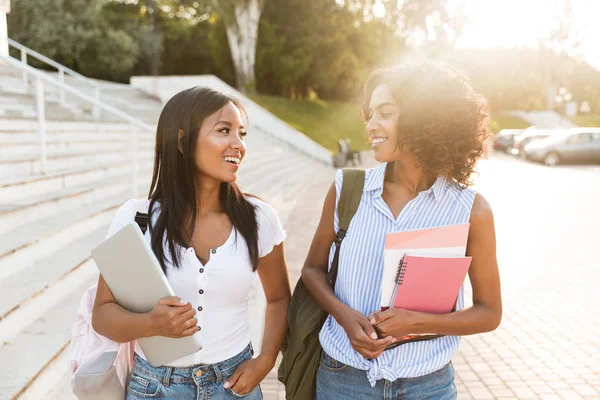 Dois Jovens Estudantes Felizes Meninas Livre Segurando Livros — Fotografia de Stock