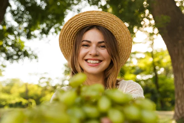 Primer Plano Niña Sonriente Sombrero Verano Pasar Tiempo Parque Mostrando —  Fotos de Stock