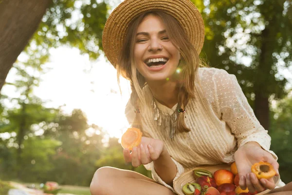 Lächelndes Junges Mädchen Mit Sommermütze Bei Einem Picknick Park Auf — Stockfoto