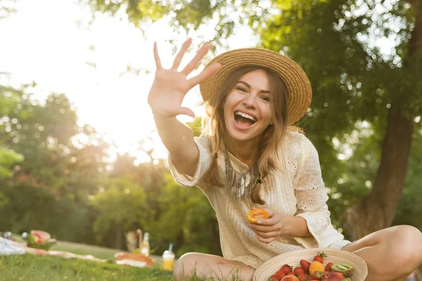 Jovencita Sonriente Con Sombrero Verano Haciendo Picnic Parque Sentada Una —  Fotos de Stock