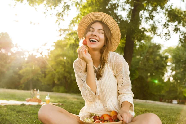 Lächelndes Junges Mädchen Mit Sommermütze Beim Picknick Park Auf Einem — Stockfoto