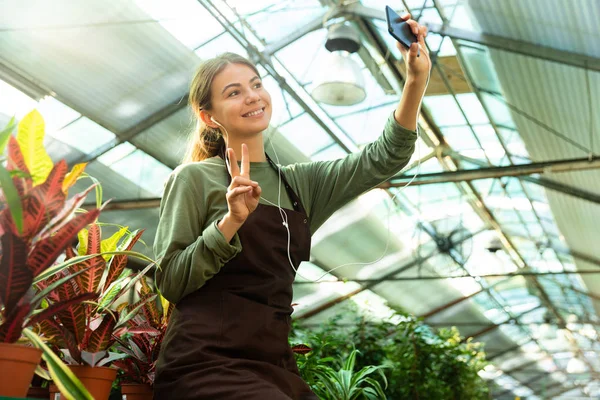 Image Une Femme Brune Jardinière Des Années Portant Tablier Prenant — Photo