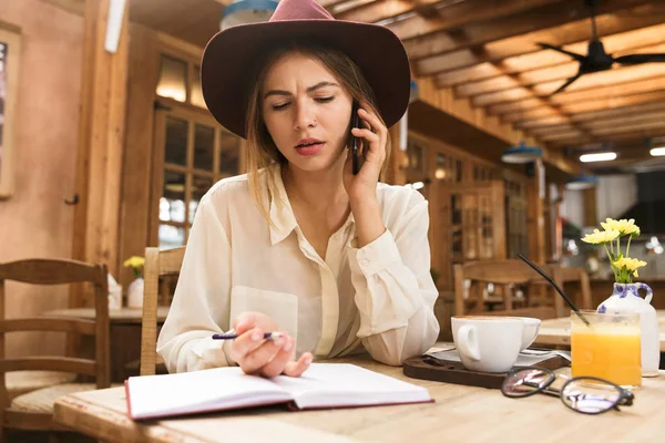 Primer Plano Una Chica Confusa Sombrero Sentada Mesa Del Café —  Fotos de Stock