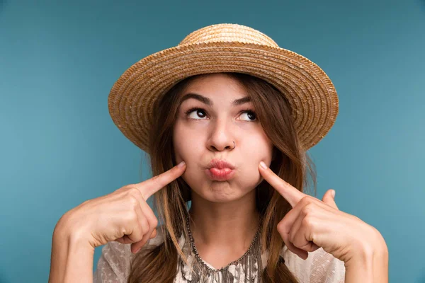 Retrato Una Joven Pensativa Sombrero Verano Aislado Sobre Fondo Azul — Foto de Stock