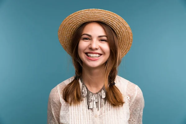 Porträtt Ung Glad Tjej Sommar Hatt Isolerade Över Blå Bakgrund — Stockfoto