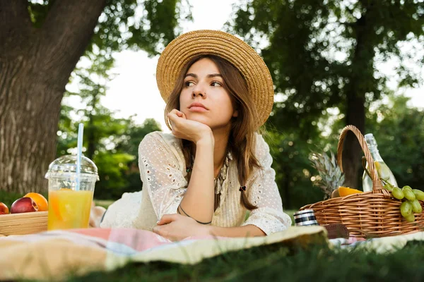 Preciosa Joven Sombrero Verano Teniendo Picnic Parque Acostado Una Hierba —  Fotos de Stock