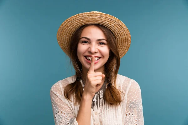 Retrato Una Joven Feliz Sombrero Verano Aislado Sobre Fondo Azul —  Fotos de Stock