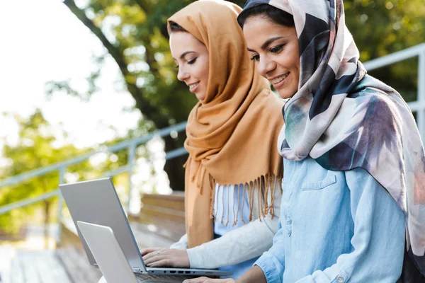 Photo Filles Musulmanes Heureuses Portant Foulard Étudiant Dans Parc Utilisant — Photo