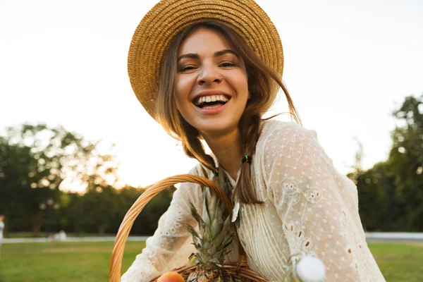 Chica Joven Feliz Sombrero Verano Haciendo Picnic Parque Llevando Canasta —  Fotos de Stock