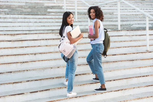Celé Délce Dva Usmívající Dívky Mladé Studenty Procházky Venku Drží — Stock fotografie