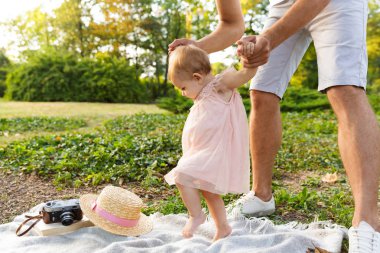 Mutlu genç baba küçük kızı ile parkta oynarken