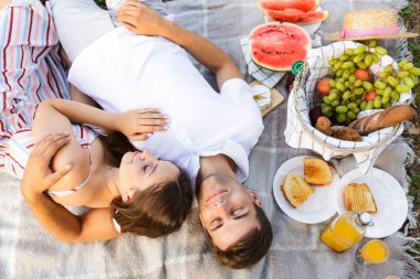 Çok hoş bir genç çiftin piknik bir battaniye var, döşeme üstten görünüm