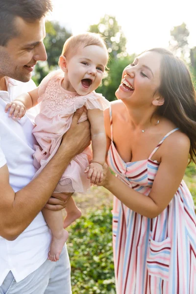 Riendo Familia Joven Con Una Pequeña Niña Pasando Tiempo Juntos —  Fotos de Stock