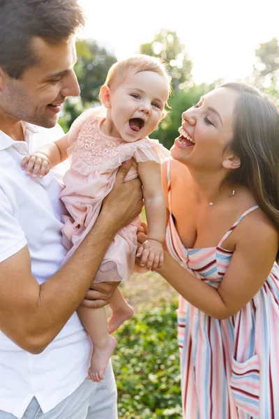 Glad Ung Familj Med Liten Baby Flicka Spenderar Tid Tillsammans — Stockfoto