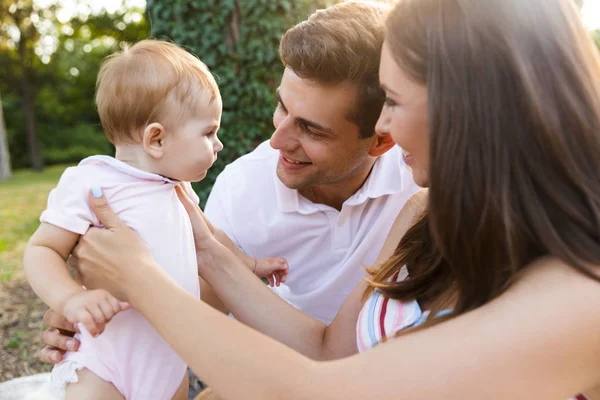 Vrolijke Jonge Gezin Met Babymeisje Samen Tijd Doorbrengen Het Park — Stockfoto