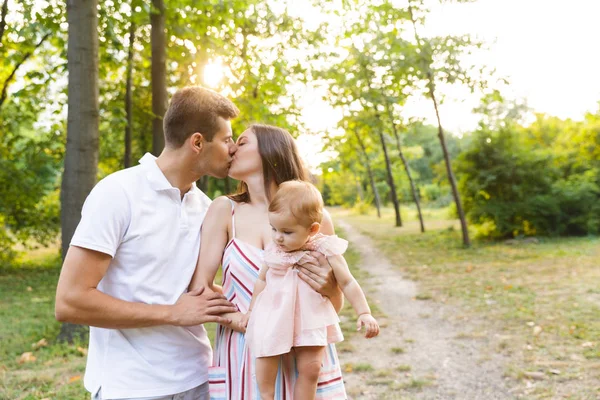 Härlig Ung Familj Med Liten Baby Flicka Spenderar Tid Tillsammans — Stockfoto