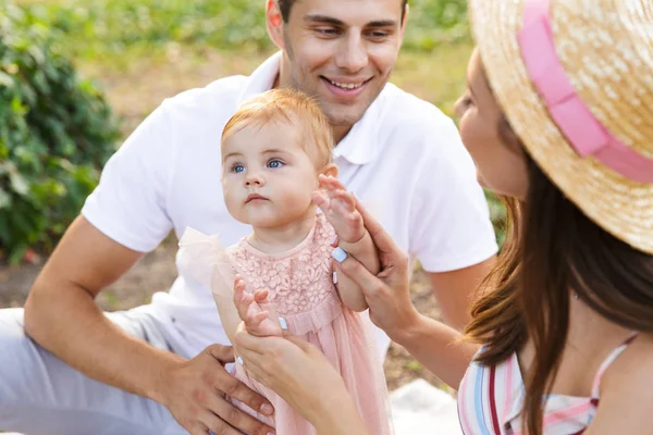 Close Van Jonge Gezin Met Babymeisje Samen Tijd Doorbrengen Het — Stockfoto