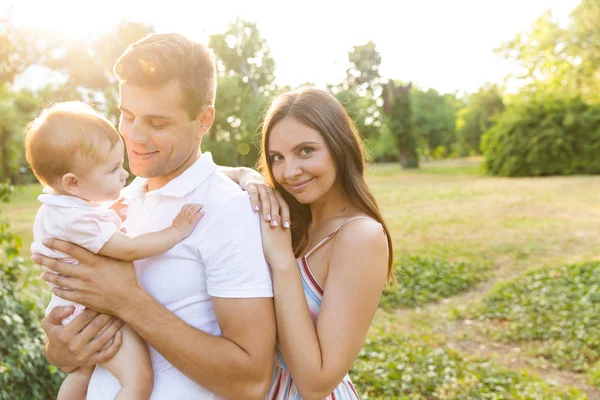 Leende Ung Familj Med Liten Baby Flicka Spenderar Tid Tillsammans — Stockfoto