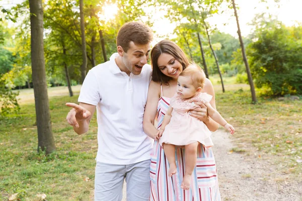 Upphetsad Ung Familj Med Liten Baby Flicka Spenderar Tid Tillsammans — Stockfoto