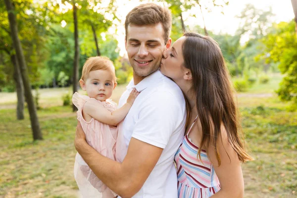 Mooie Jonge Gezin Met Babymeisje Samen Tijd Doorbrengen Het Park — Stockfoto